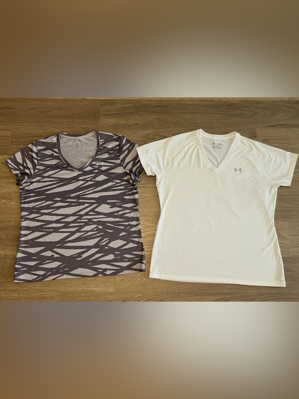 XL Womens UNDER ARMOUR HeatGear V-Neck Shirt Top Tee Lot of 2 White Gray Printed